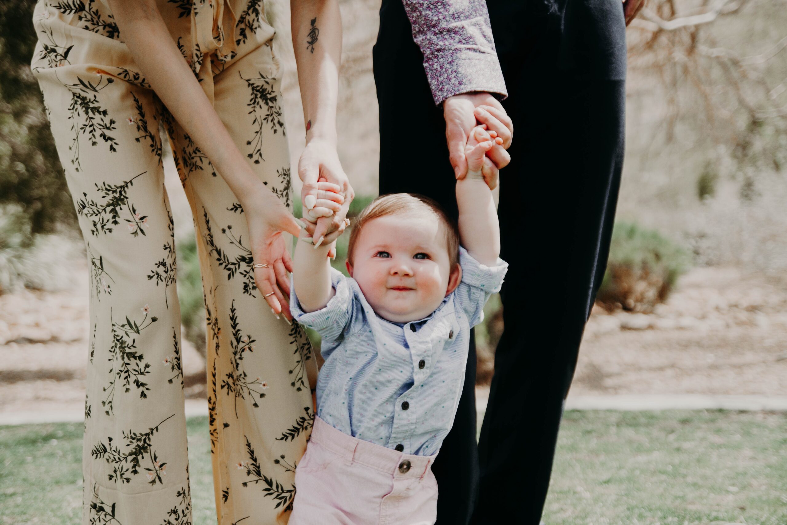 baby1 a baby holding his parents' hands