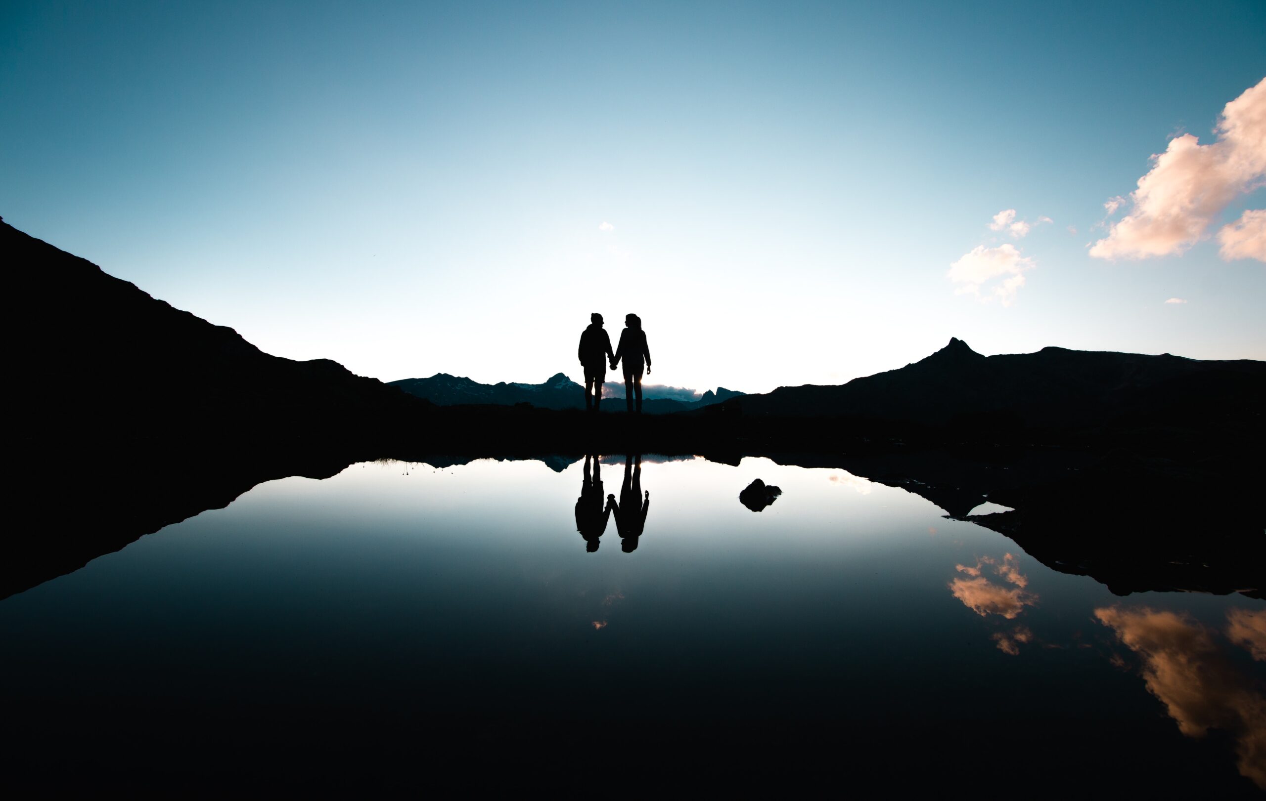 silhouette9 a couple silhouetted and reflected in a body of water