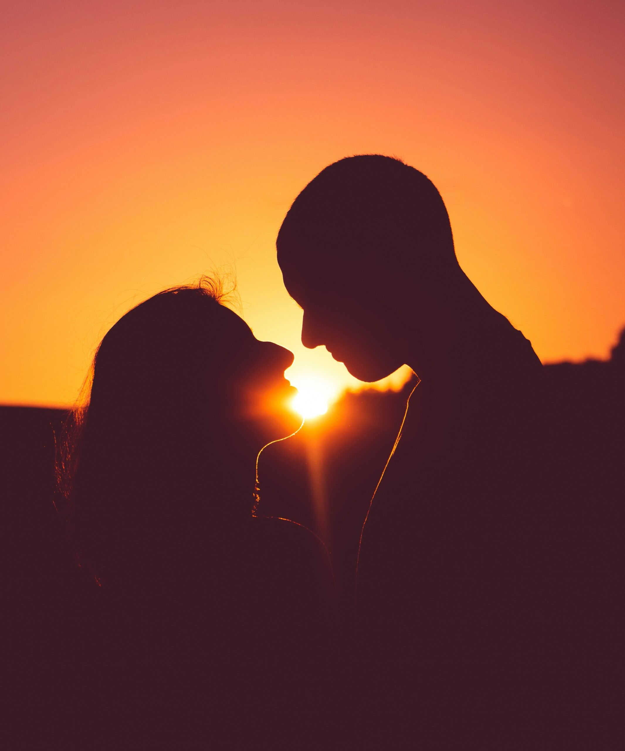 couple17a family silhouetted at dusk